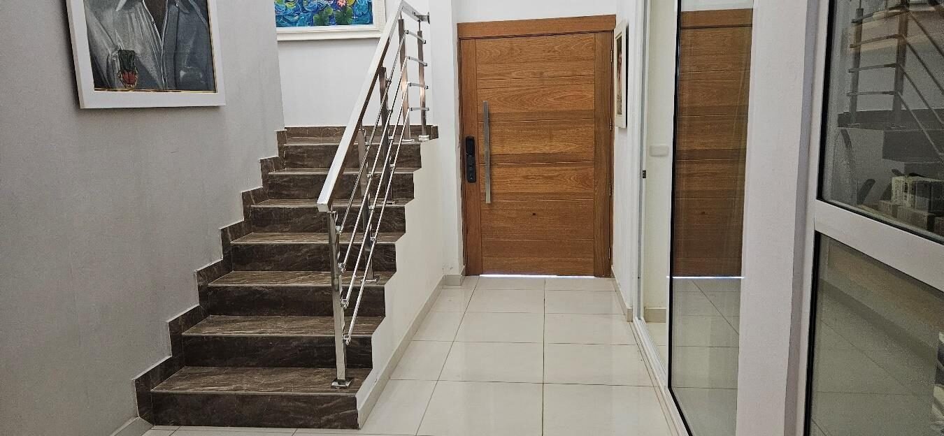 Escalera y entrada